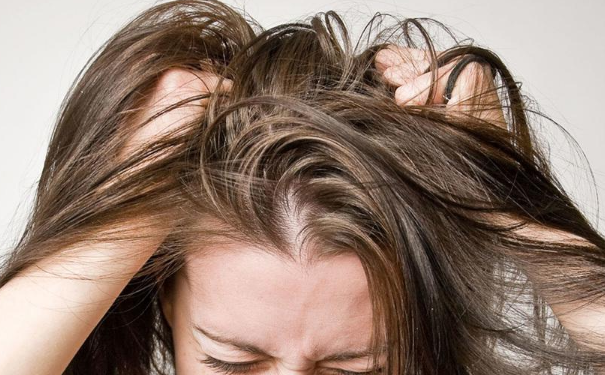 油膩膩頭皮快要受不了 3招改善討厭的頭髮出油 健康日記healthy Diary